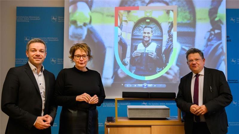 Land wirbt um Nachwuchskräfte mit Migrationsgeschichte Innenministerin Behrens, Sozialminister Philippi und Migrationsbeauftragter Kurku hoffen auf mehr Nachwuchskräfte mit Migrationsgeschichte.
