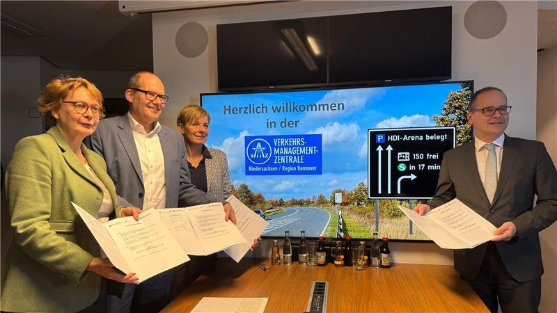 Innenministerin Behrens, Verkehrsdezernent Franz, Polizeipräsidentin von der Osten und Verkehrsminister Tonne präsentieren die neue Kooperationsvereinbarung.