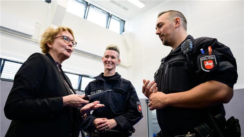 Bodycams und Fußfesseln: Polizei soll neue Ausrüstung bekommen Innenministerin Behrens, hier mit einem Übungsmesser der Polizei, sieht veränderte Herausforderungen für die Sicherheitsbehörden. (Archivbild)