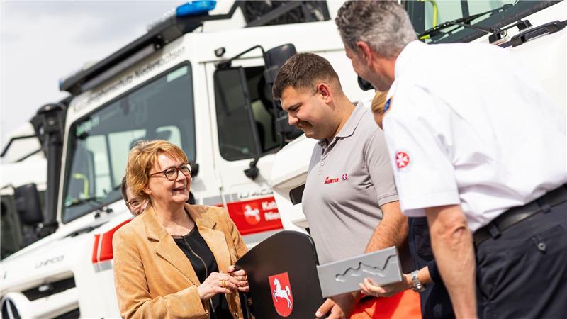 Innenministerin Daniela Behrens (SPD) überreicht symbolisch einen Schlüssel an die Besatzung eines neuen geländegängigen Krankentransportwagens.