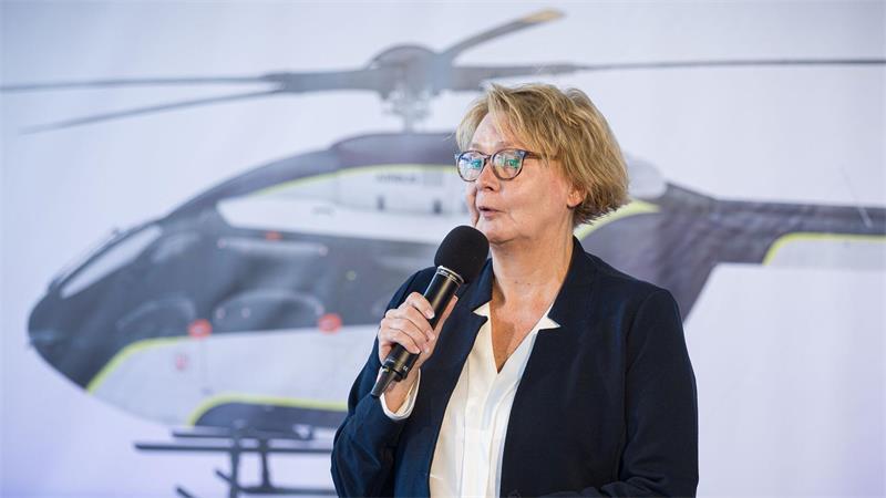 Innenministerin Daniela Behrens bei der Übergabe vom neuen Hubschrauber der Polizei.
