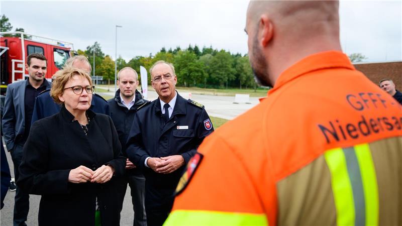Kommunen fordern mehr Geld für Katastrophenschutz Innenministerin Daniela Behrens hat dem Landesamt für Brand- und Katastrophenschutz in Celle 56 neue Einsatzfahrzeuge übergeben.