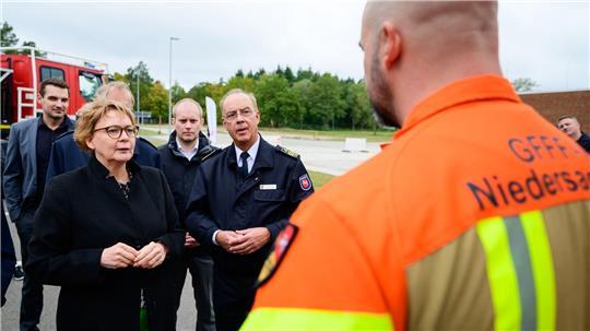 Innenministerin Daniela Behrens hat dem Landesamt für Brand- und Katastrophenschutz in Celle 56 neue Einsatzfahrzeuge übergeben.