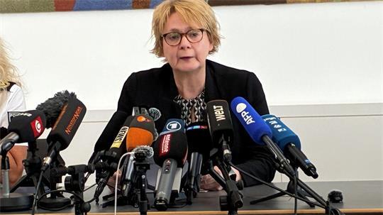 Innenministerin Daniela Behrens, hier bei der Pressekonferenz nach dem Sechsfachmord von Stade, steht in der Kritik.