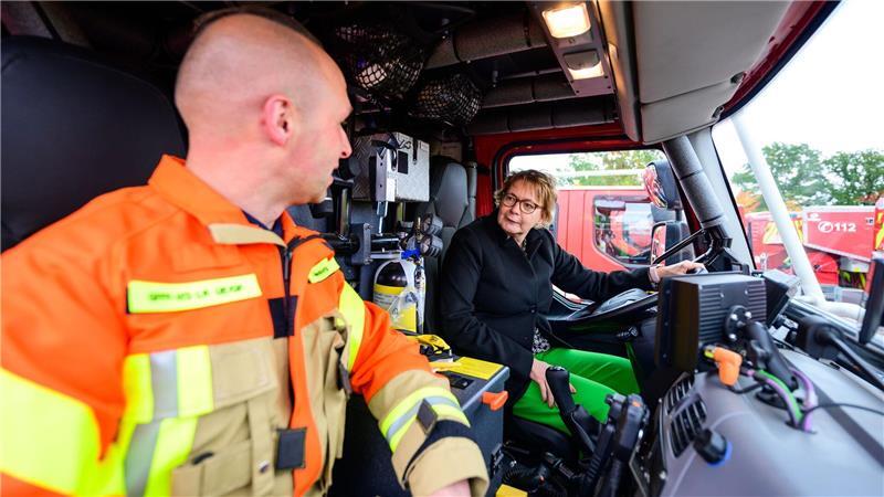 Kommunen fordern mehr Geld für Katastrophenschutz Innenministerin Daniela Behrens in einem Waldbrandtanklöschfahrzeug.