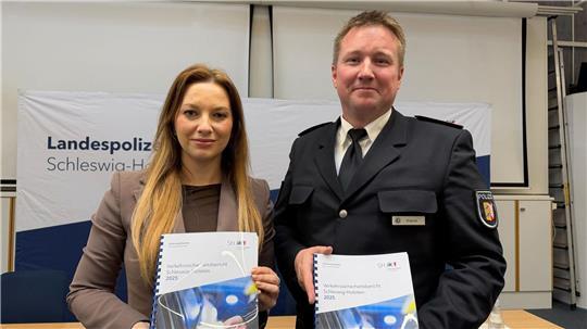 Innenministerin Magdalena Finke (CDU) und der Leitende Polizeidirektor Torge Stelck haben den neuen Bericht vorgestellt.