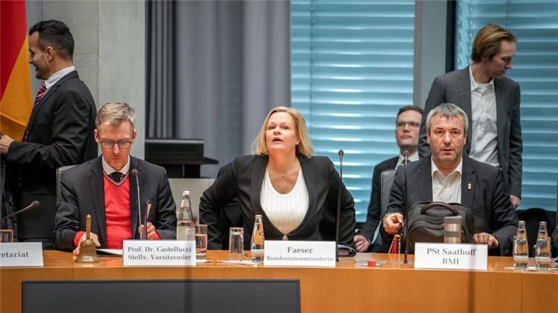 Bericht: 110 Behörden-Vorgänge zu Taleb A. Innenministerin Nancy Faeser steht dem Innenausschuss Rede und Antwort - hier bei der Sitzung Ende Dezember. (Archivbild)