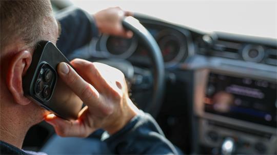 Innenraum-Überwachungssysteme in Autos sollen unter anderem verhindern, dass der Fahrer während der Fahrt ohne Freisprechanlage telefoniert. (Symbolbild)