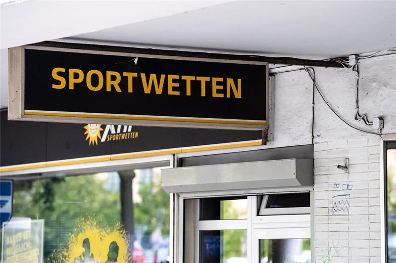 Innensenator will Wettbüros im Land Bremen verbieten Innensenator Mäurer sagte am Mittwoch, keines der 32 Wettbüros in der Hansestadt habe auf Anfrage des Bremer Ordnungsamtes die legale Herkunft ihres Gründungskapitals nachweisen können. Foto: Sina Schuldt/dpa