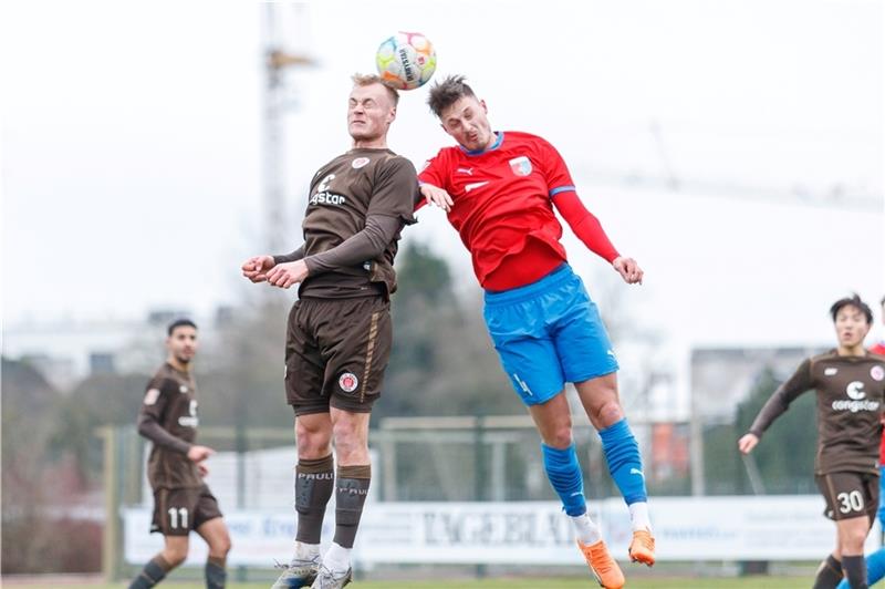 Innenverteidiger Nikola Serra (rechts) ist nach einer Gelb-Roten Karte im Hildesheim-Spiel gegen Flensburg gesperrt. Foto: Struwe (Archiv)