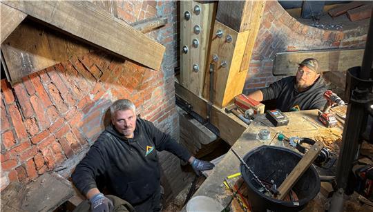 Innerhalb des Turms der St.-Petri-Kirche arbeiten die Zimmerer Uwe Heitkämper (links) und Thorben Wiegard in 40 Meter Höhe. Das ist die Ebene, auf der sich die Uhr befindet.