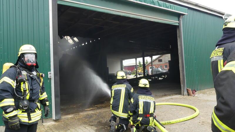 Innerhalb kurzer Zeit hatten die Feuerwehrleute den Brand unter Kontrolle. Die Flammen hatten bereits aus dem Scheunendach gelodert.