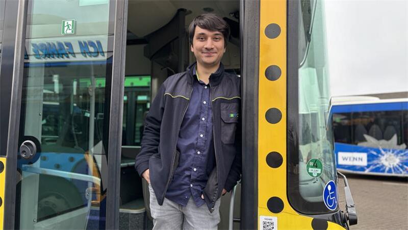 Innerhalb von 17 Monaten hat Samir Behlmer seine Ausbildung zur Fachkraft im Fahrbetrieb bei der KVG absolviert.