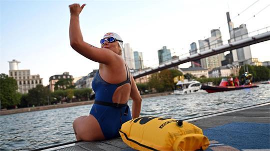 Innerhalb von vier Tagen will sie schwimmend den Main und Rhein bis zum Deutschen Sport & Olympia Museum in Köln erreichen.