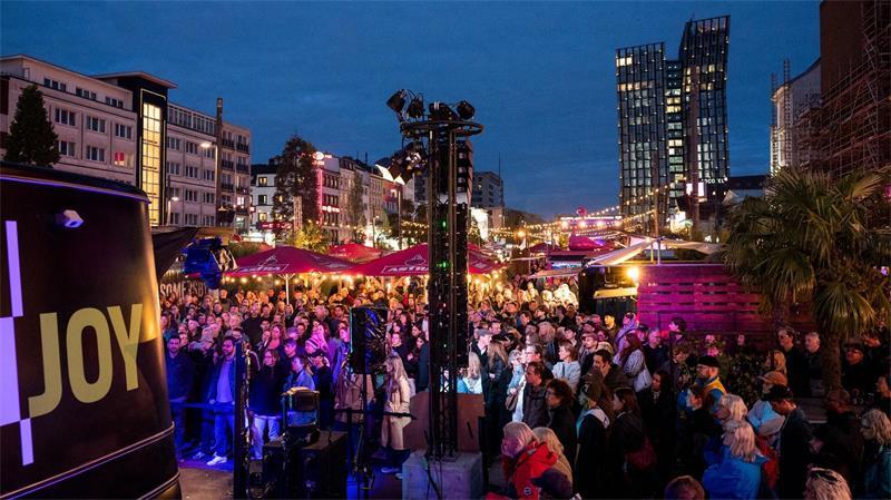 Talente und volle Clubs: Reeperbahn-Festival lockt Tausende Innerhalb von wenigen Stunden mehrere Konzerte von Nachwuchskünstlern fast aller Genres erleben - das ist das Konzept des Reeperbahn-Festivals.