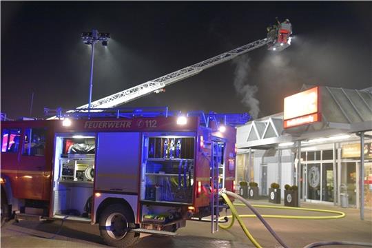 Innerhalb von zehn Monaten brennt es in drei Supermärkten (von links): beim Rewe-Markt in Drochtersen, im Kehdinger Lebensmittelmarkt Assel und beim Edeka-Markt in Bützfleth.