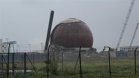 Innerhalb weniger Sekunden fiel der 80 Meter hohe Kamin um.