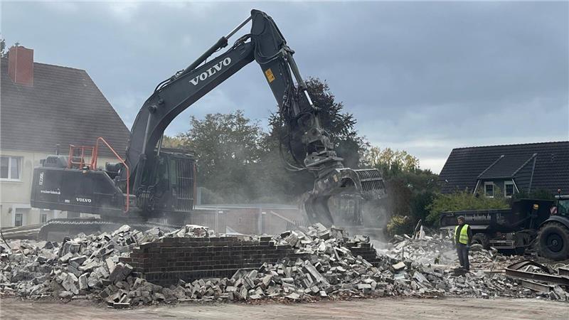 Horneburger Traditionsgasthof abgerissen – Was jetzt geplant ist Innerhalb weniger Tage machten Bagger den ehemaligen Horneburger Gasthof dem Erdboden gleich.