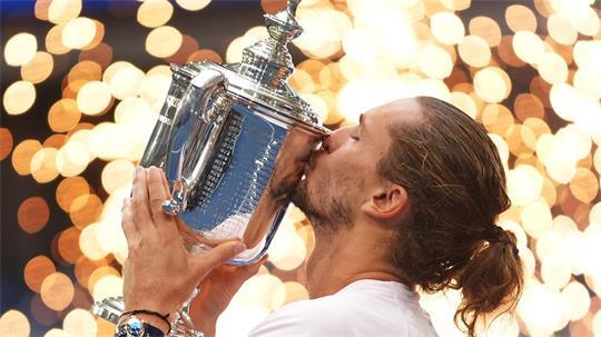 Innig küsst Alexander Zverev die US-Open-Trophäe.