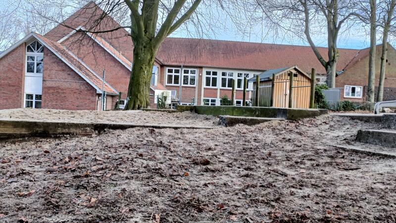Ins Erdgeschoss der ehemaligen Pestalozzi-Grundschule am Sandersweg zieht eine Kita ein, im Obergeschoss plant die Stadt einen Stadtteiltreffpunkt.