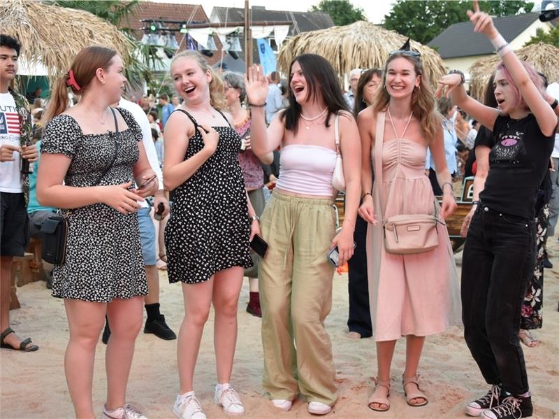 Hanse Ahoi: Tropische Party für Seeräuber und „Sehleute“ am Buxtehuder Hafen Insa von Ronn, Lea-Sophie Delfs, Denise Schröder, Anastasia Bachtar und Fiona Stumm swingen im Takt zur Live-Musik von Elan Zack. Fotos Felsch