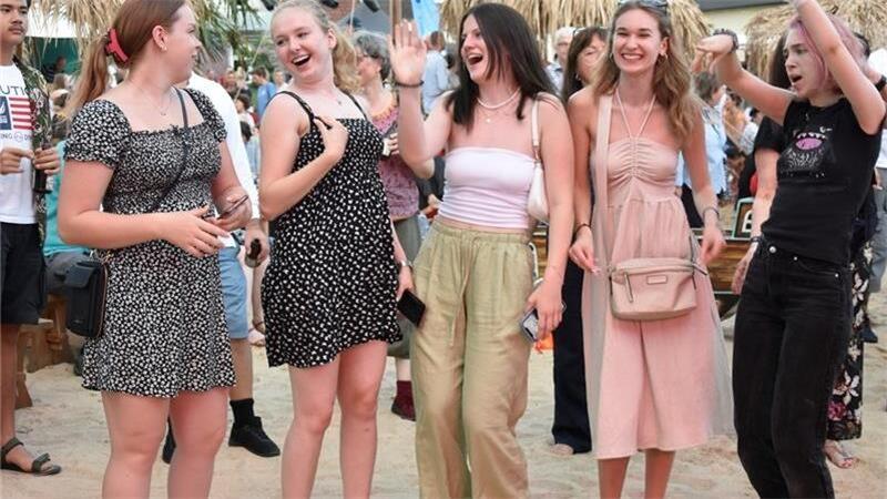 Buxtehude in Partylaune: Nach dem Pfingstmarkt kommen Hanse Ahoi und das Altstadtfest Insa von Ronn, Lea-Sophie Delfs, Denise Schröder, Anastasia Bachtar und Fiona Stumm swingen im Takt zur Live-Musik von Elan Zack.