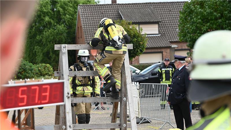 61 Teams dabei: Feuerwehren aus neun Landkreisen messen sich in Assel Insbesondere das Modul Atemschutz verlangte größte Präzision.