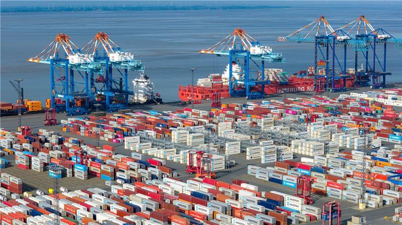 Insbesondere der Containerumschlag in Bremerhaven floriert.