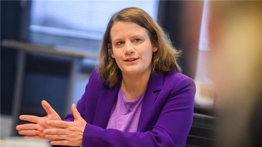 Insbesondere für junge Kinder könne der Social-Media-Konsum schädlich sein, warnt Ministerin Julia Willie Hamburg. (Archivbild)
