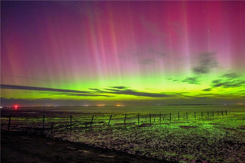 Spektakuläre Polarlichter leuchteten im Norden Insbesondere im ländlichen Raum konnten die Lichter gut beobachtet werden, wie hier in Schillig in Niedersachsen.