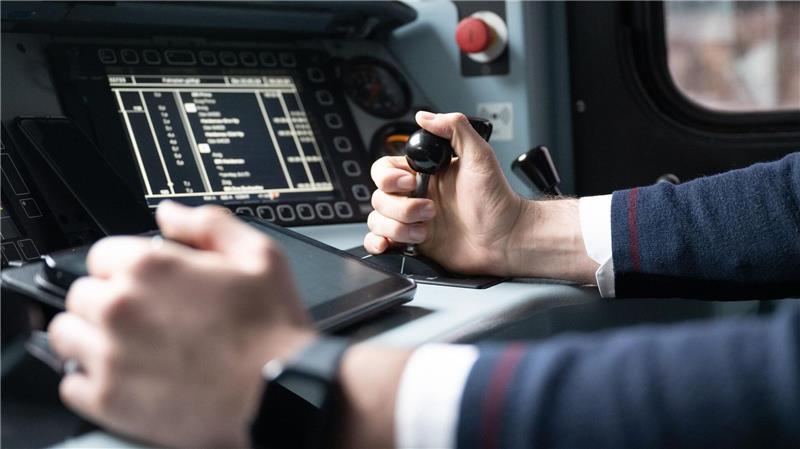 Bahn stellt rund 5.200 Azubis ein Insbesondere im operativen Bereich sucht die Bahn weiterhin Personal - und stellt nun trotz Krise Tausende Auszubildende ein. (Archivbild)