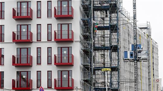 Insbesondere in Ballungsgebieten und Großstädten finden Beschäftigte immer schwerer eine Wohnung. (Symbolbild)