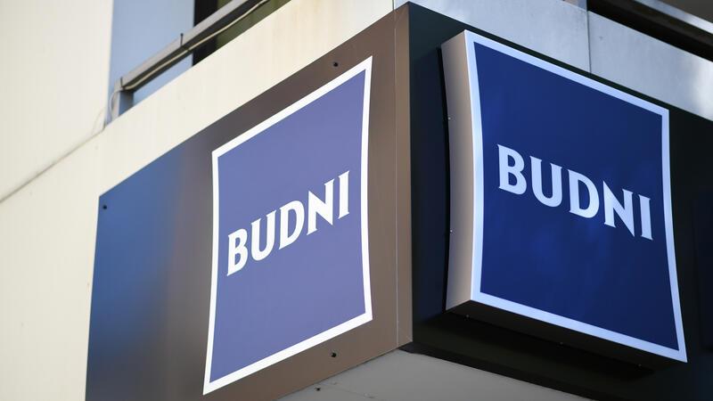 Drogeriemarkt, Apotheke, Wohnhaus: Diebe auf Beutezug im Kreis Stade Das Logo „Budni“ der Hamburger Drogeriemarktkette Budnikowsky hängt an einer Hausfassade.