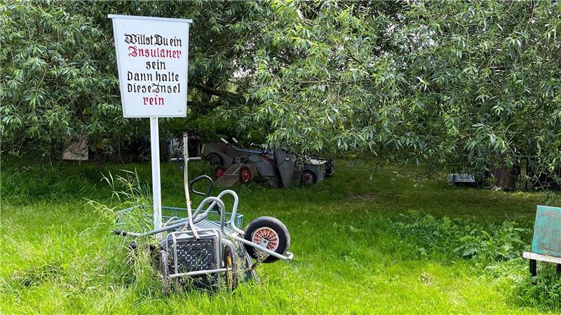 Illegaler Müll auf Lühesand? Vorwurf ist vom Tisch Insel sauber halten: In der Nähe des Fähranlegers steht dieses alte Schild.