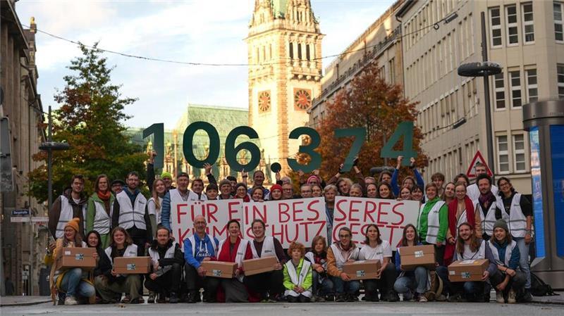 Wohnungsverband fürchtet höhere Mieten nach Klima-Entscheid Insgesamt 106.374 Unterschriften hat die Volksinitiative „Hamburger Zukunftsentscheid“ dem Landeswahlamt übergeben.