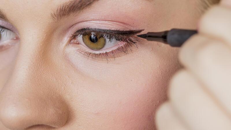 Küchenmaschinen im Test: So gut sind Thermomix und Co. wirklich Insgesamt 14 schwarze Eyeliner hat Stiftung Warentest untersucht. Fazit: Die besten Eyeliner sind Stifte.
