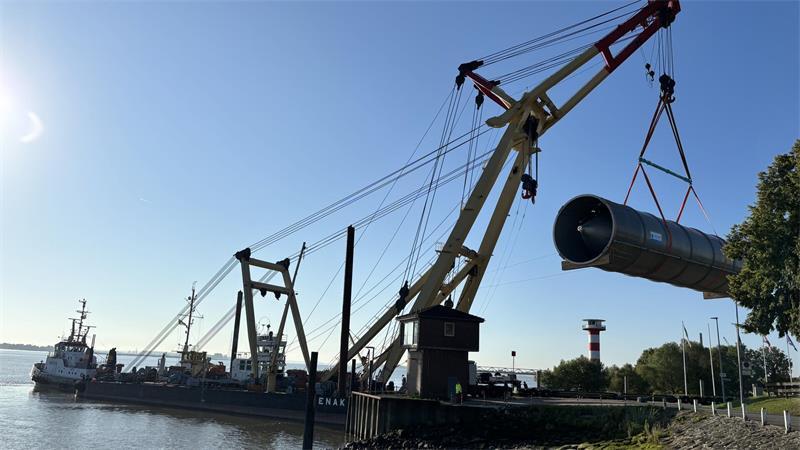 Insgesamt 16 Siloteile müssen per Schwimmkran zum Seehafen transportiert werden.