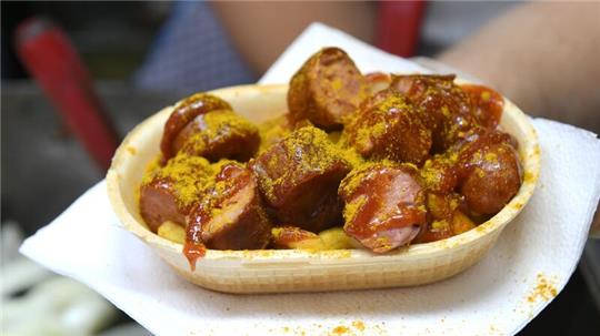 Insgesamt 2000 Euro sollen die Einladungen zum Currywurstessen gekostet haben.