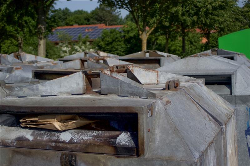 Insgesamt 21 Container stehen am Bockhorster Weg in Stade . Ein zweiter Standort, um die Container aufzuteilen, kam nicht infrage, weil dieser nicht von den Wagen der Karl Meyer AG angefahren werden konnte. Foto: Dammer