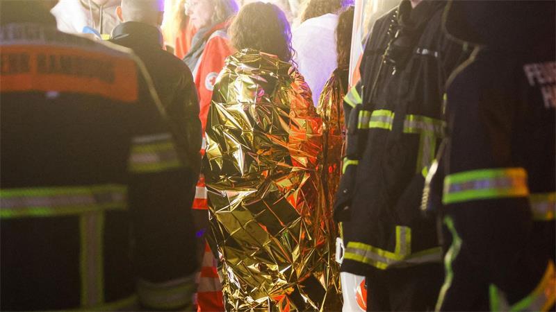 Insgesamt 23 Menschen hatten über Stunden in dem Fahrgeschäft ausharren müssen.