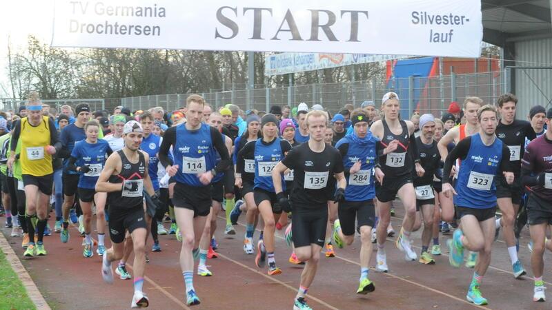 Silvesterlauf in Drochtersen: 310 Menschen beenden das Jahr 2023 sportlich Insgesamt 310 Athleten gehen bei der 48. Auflage des Drochterser Silvesterlaufes über die verschiedenen Distanzen auf die Strecke.