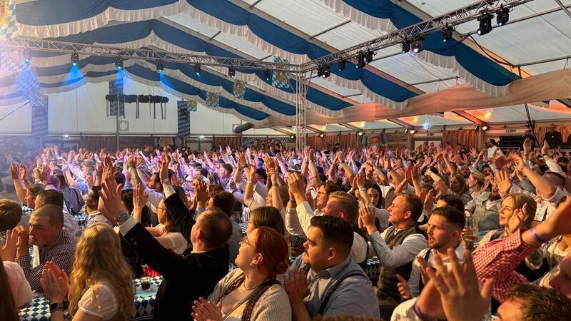 Das Dorf bebt: Revenahe feiert sein Oktoberfest mit Bier und Herzblut Insgesamt 3200 Menschen sind an zwei Abenden beim Oktoberfest in Revenahe dabei.