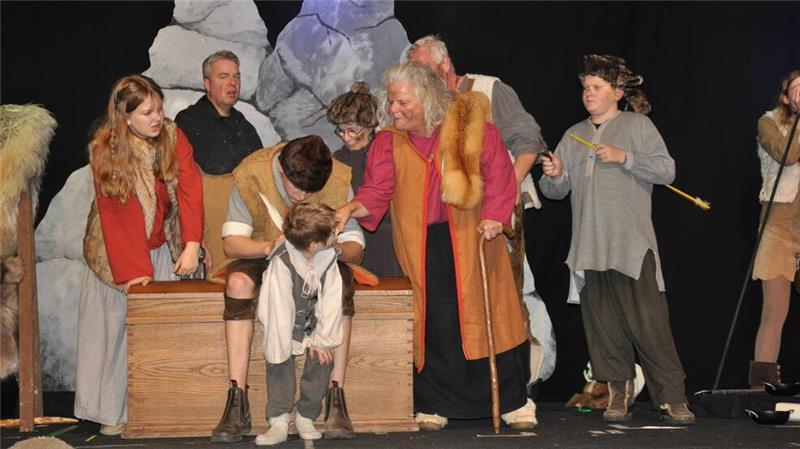 Kleine Jorker Bühne: Neues Stück begeistert die Zuschauer Insgesamt 55 Darsteller wirken bei dem Märchen in der Jorker Festhalle mit.
