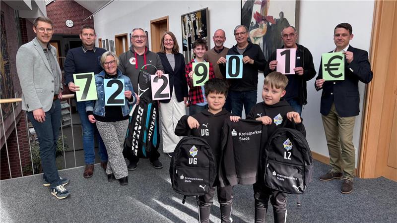 Insgesamt 7229,01 Euro der Bürgerstiftung der Kreissparkasse Stade gingen an Vereine aus Harsefeld.