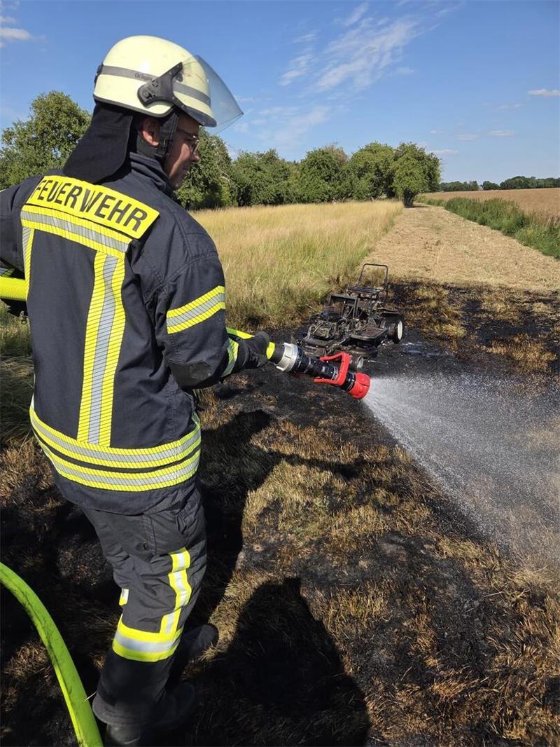 Rasenmäher entzündet sich – Flächenbrand in Oederquart Insgesamt 80 Quadratmeter Flächenbrand mussten die Feuerwehrleute in Oederquart löschen.