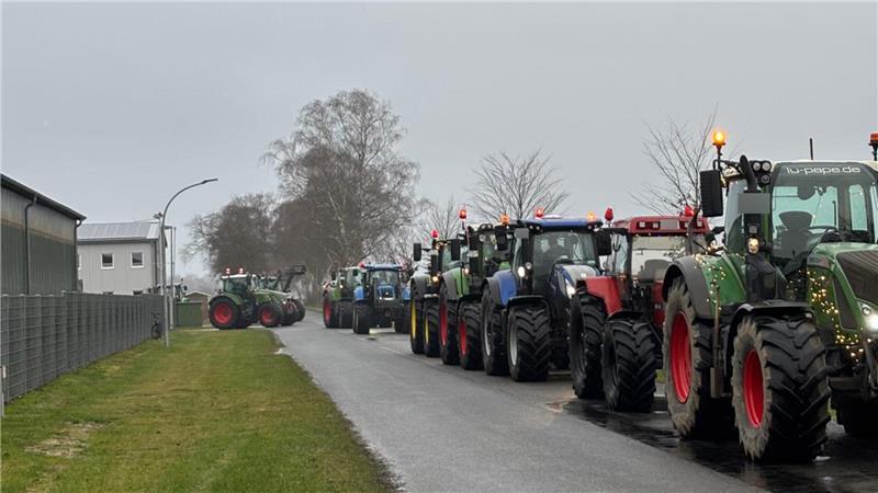 „Stimmung ist Hammer“: 96 Trecker leuchten bei der Lichterfahrt im Kreis Stade Insgesamt 96 Trecker sind bei der Lichterfahrt mitgefahren.