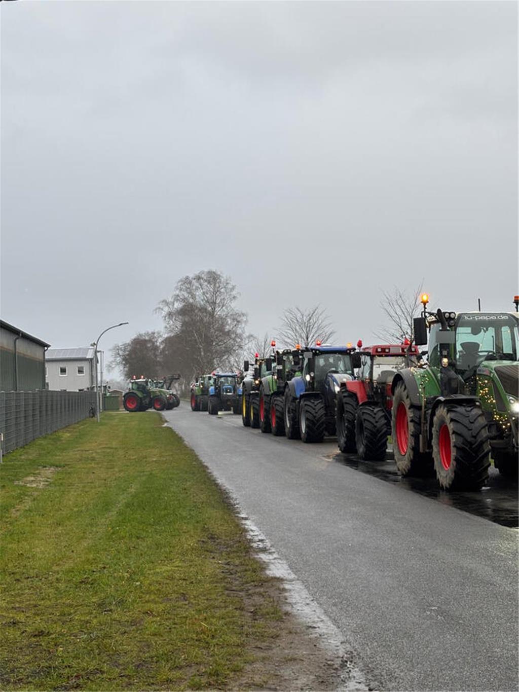 Insgesamt 96 Trecker sind bei der Lichterfahrt mitgefahren. Viele Landwirte ware...