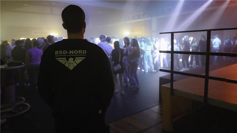 Hier kommt nicht jeder rein: Nachtschicht an der Disco-Tür Insgesamt arbeiten 25 Menschen für BSD Nord, drei davon fest angestellt.