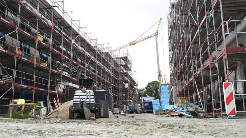 Neue Unterkünfte für wachsende Marine in Wilhelmshaven Insgesamt entstehen zurzeit sechs Dienst- und elf Unterkunftsgebäude.