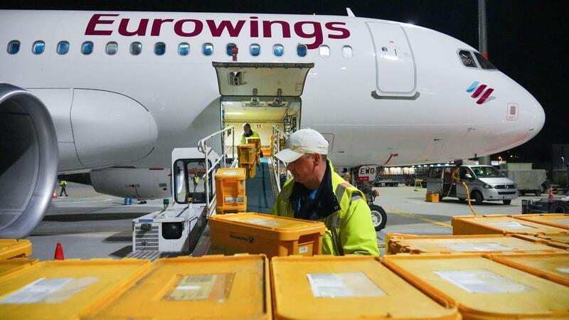 Insgesamt etwa 1,5 Millionen Briefsendungen mit einem Gewicht von 53 Tonnen waren an Bord der sechs Maschinen.